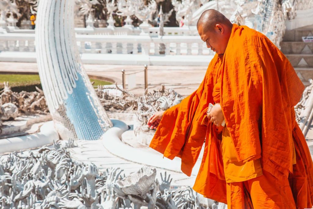 white_temple_chiang_rai_thailand buddhist monk